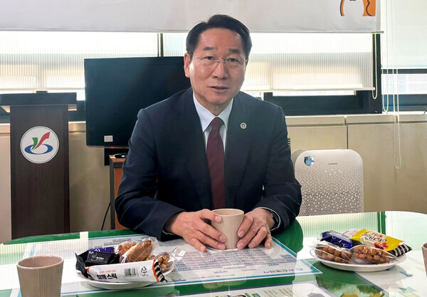 ▲ 유정복 인천시장이 19일 연두 방문으로 서구청을 찾아 주요 현안과 건의 사항을 청취한 뒤 취재진과 소통하는 시간을 가졌다.