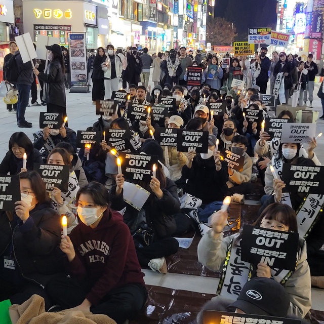 ▲ ‘학폭OUT 시민모임’ 학부모 등이 지난해 11월 9일 오후 6시부터 성남시 분당구 서현역 5번 출구 앞 로데오거리에서 학폭 근절을 촉구하는 ‘제1회 촛불집회’를 진행하고 있다. /인천일보 DB