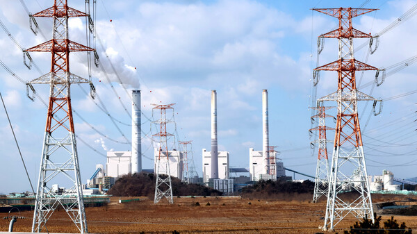 ▲ 인천시의 영흥화력발전소 1·2호기 조기 폐쇄 계획이 끝내 무산된 가운데 23일 인천 옹진군 영흥면에 위치한 영흥화력발전소가 가동되고 있다. /이재민 기자 leejm@incheonilbo.com