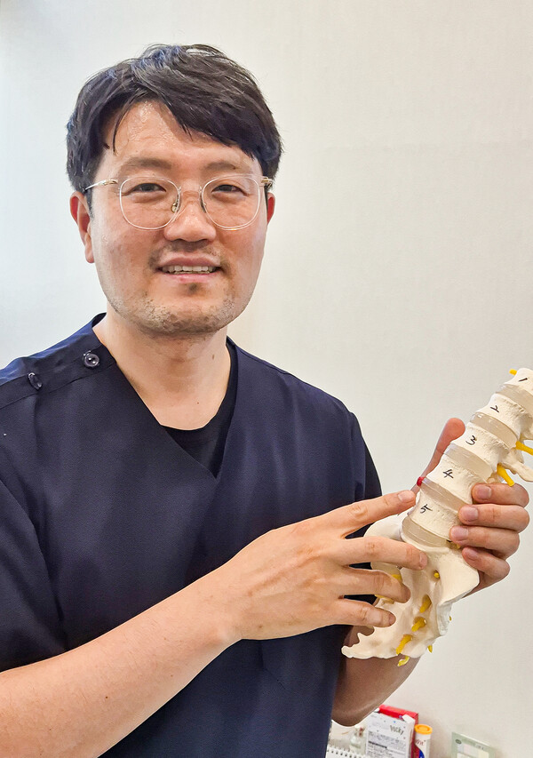 ▲ 인천 연수구 송도국제도시 청담해리슨송도병원에서 장근수(46) 원장이 척추·관절 질환에 대해 설명하고 있다.