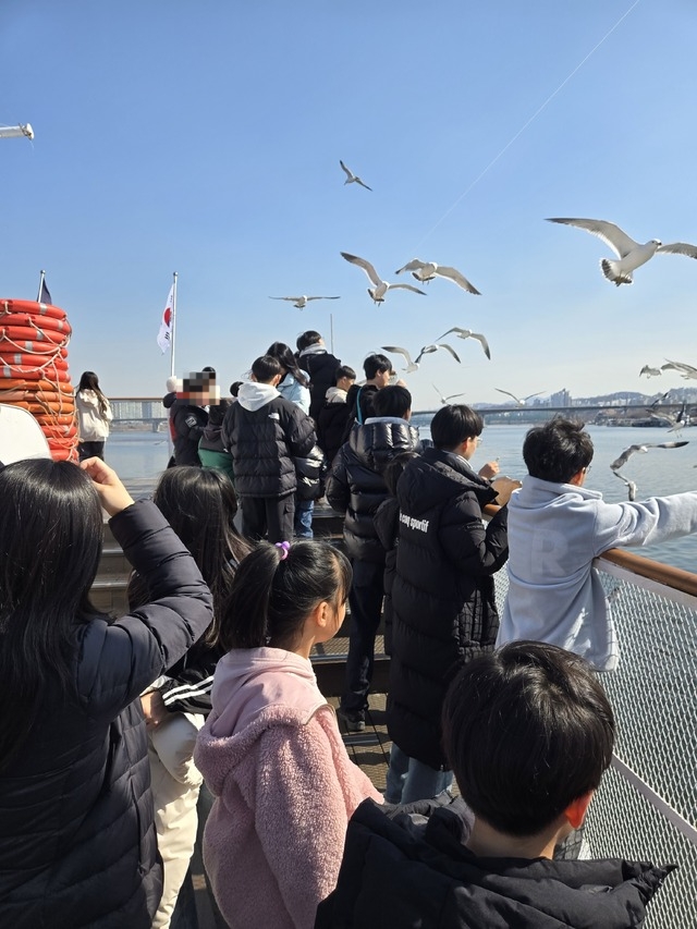 ▲ 수원지역에서 봉사활동 등에 주력하고 있는 남승철(37) 청년이 보육원 아이들에게 서울 여행을 선물하면서, 유람선 탑승이 이뤄졌다. /제공=독자