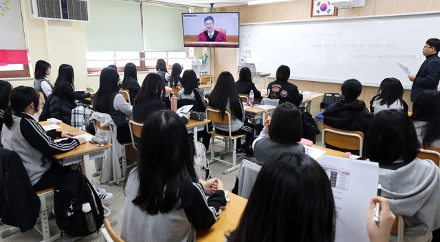 ▲ 윤석열 대통령 탄핵 선고일인 지난 4일 인천의 한 학교에서 학생들이 탄핵 선고 방송을 시청하고 있다. /이재민 기자 leejm@incheonilbo.com