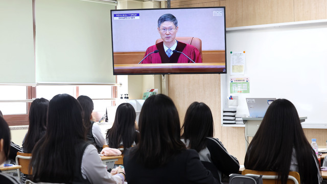 ▲ 윤석열 대통령 탄핵 선고일인 4일 인천의 한 학교에서 학생들이 탄핵 선고 방송을 시청하고 있다. /이재민 기자 leejm@incheonilbo.com
