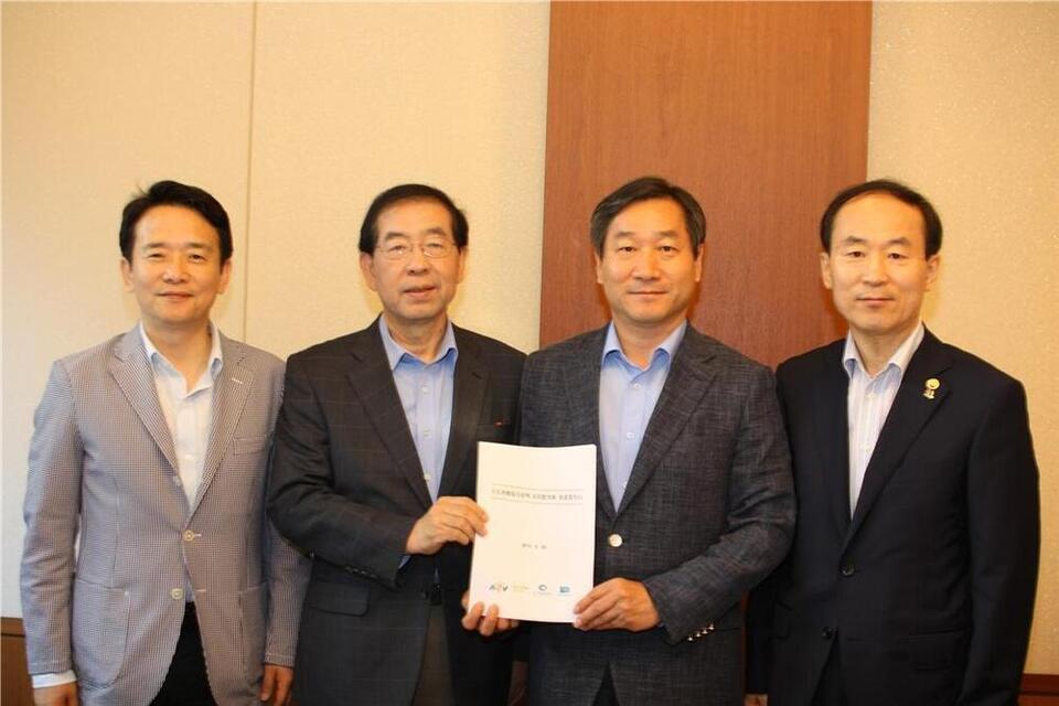 ▲ 2015년 6월28일 수도권매립지 정책 4자 협의체 최종 합의서에 서명한 (왼쪽부터) 남경필 전 경기도지사, 박원순 전 서울시장, 유정복 인천시장, 윤성규 전 환경부 장관. /사진제공=환경부