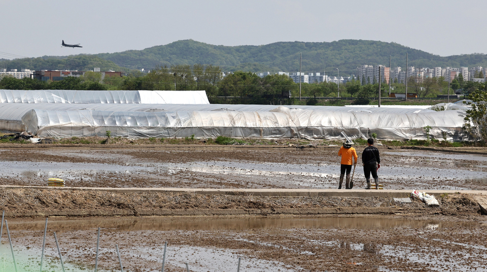 ▲ 경기도가 연구용역을 통해 파악한 후보지 중 한 곳인 평택 서탄면 일대에서 U2 정찰기가 오산공군기지에 착륙하고 있다. 도는 지난해 11월 이곳을 비롯해 화성 간척지, 이천 모가면 등 총 3곳을 후보지로 판단했다. /김철빈 기자 narodo@incheonilbo.com