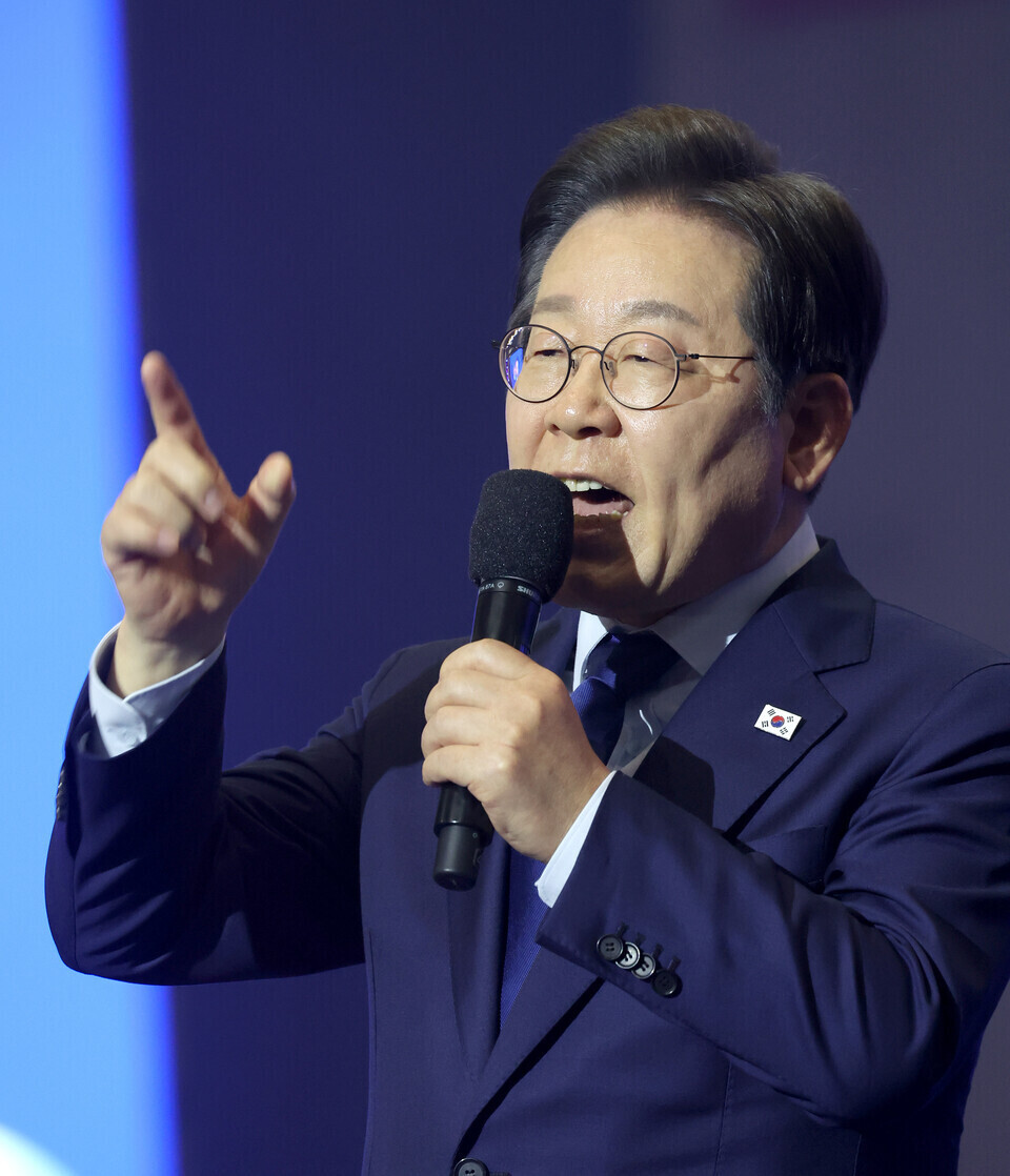 ▲ 이재명 더불어민주당 대선 후보가 지난달 27일 고양시 킨텍스에서 열린 수도권·강원·제주 합동연설회에서 수락 연설을 하고 있다./인천일보 DB