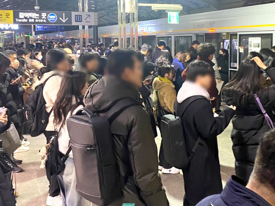 ▲수인선 원인재역 퇴근 시간대 풍경. 인천1호선에서 환승하기 위한 시민들로 플랫폼이 붐비는 모습이다./김원진 기자 kwj7991@incheonilbo.com