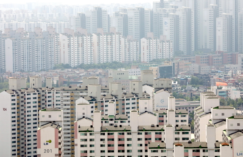 ▲ 지은 지 30년을 넘긴 1기 신도시를 비롯해 용인, 수원 등 수도권 곳곳에서 리모델링 움직임이 활발하게 이뤄지고 있다. 사진은 수원 영통 아파트 단지./인천일보DB