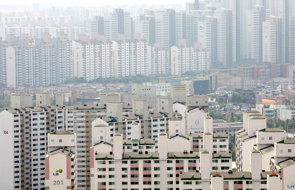 ▲ 지은 지 30년을 넘긴 1기 신도시를 비롯해 용인, 수원 등 수도권 곳곳에서 리모델링 움직임이 활발하게 이뤄지고 있다. 사진은 수원 영통 아파트 단지./인천일보DB