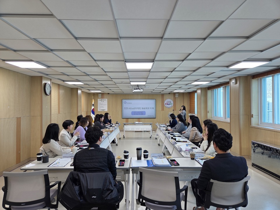 ▲ 연천교육지원청이 16일 ‘연천 AIDed(에이드) 늘봄공유학교 실무협의회 첫 회의를 연다. 앞서 지난달 23일 배움실에서 경기도교육청과 교육지원청, 학교 관계자들이 사전 협력체계 구축을 위한 회의를 하고 있다./사진제공=연천교육지원청