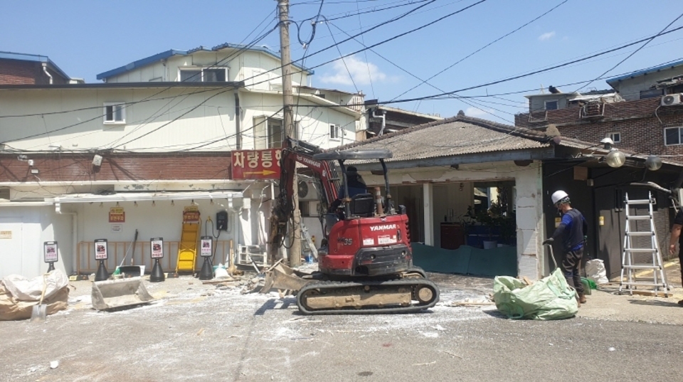 ▲ 파주시가 지난 22일 연풍리 성매매집결지 내 불법건축물 9차 행정대집행에서 불법 증축된 대기실을 철거하고 있다. /사진제공=파주시
