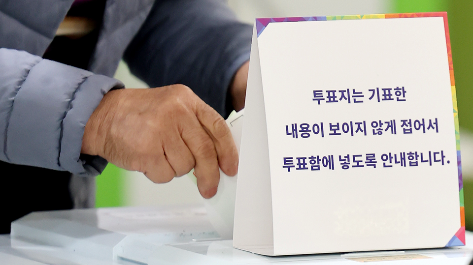 ▲ ‘당선 가능성’ 질문에서는 이재명 54.3% vs 김문수 36.2%로 18.1%p 더 큰 격차를 보였다. 사진은 4·2 재보궐 선거 본투표일인 인천 강화군 강화여중 로비에 마련된 강화읍제5투표소를 찾은 유권자가 소중한 한표를 행사하고 있는 모습. /이재민 기자 leejm@incheonilbo.com