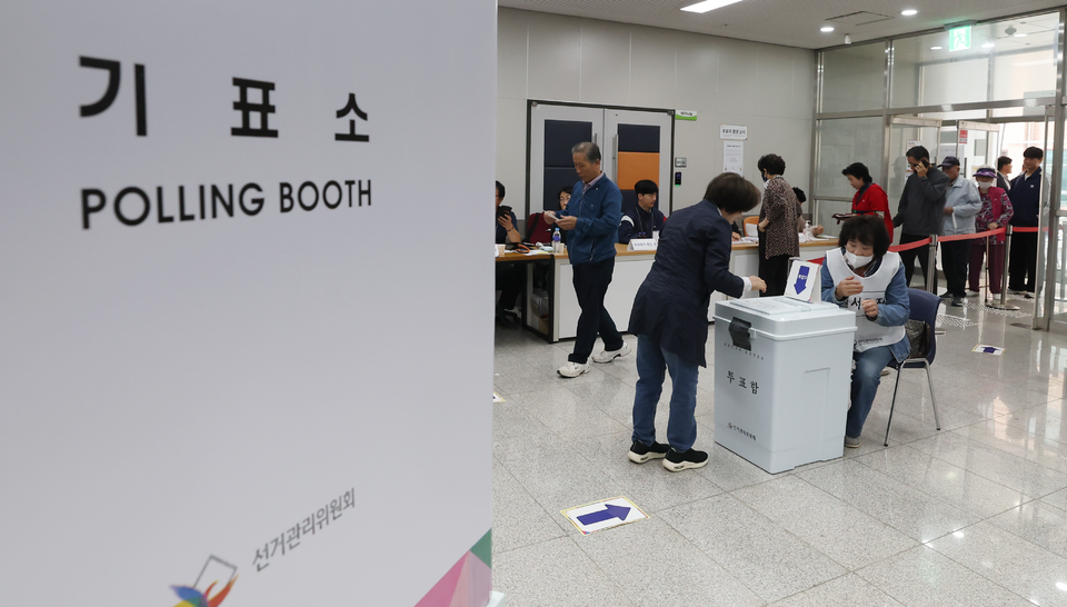 ▲ 6·3 대선 여론조사 공표금지 하루 전 인천지역 조사에서 이재명 후보가 46.2%, 김문수 후보가 38.8%로 7.4%p 차 오차범위 밖 우세를 보였다. 사진은 재보궐선거일인 지난해 10월16일 인천 강화군 강화고등학교에 마련된 강화읍제1투표소로 유권자들이 투표를 하고 있는 모습. /이재민 기자 leejm@incheonilbo.com