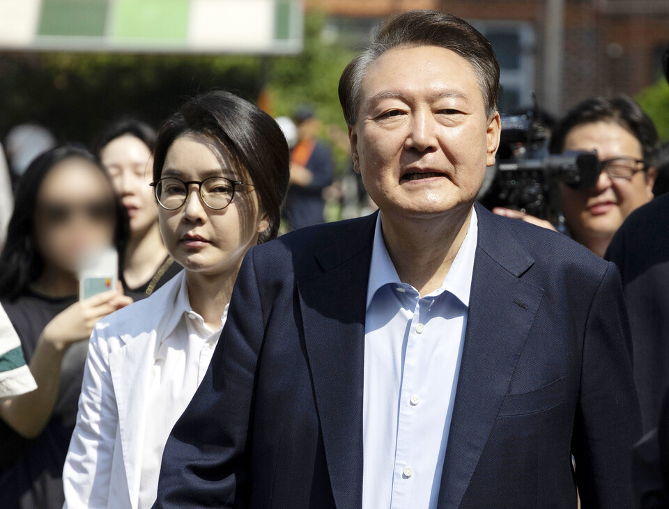 ▲ 윤석열 전 대통령과 김건희 여사가 21대 대통령 선거일인 3일 서울 서초구 원명초등학교에 마련된 서초4동 제3투표소에서 투표를 마친 뒤 차량으로 향하고 있다. /연합뉴스