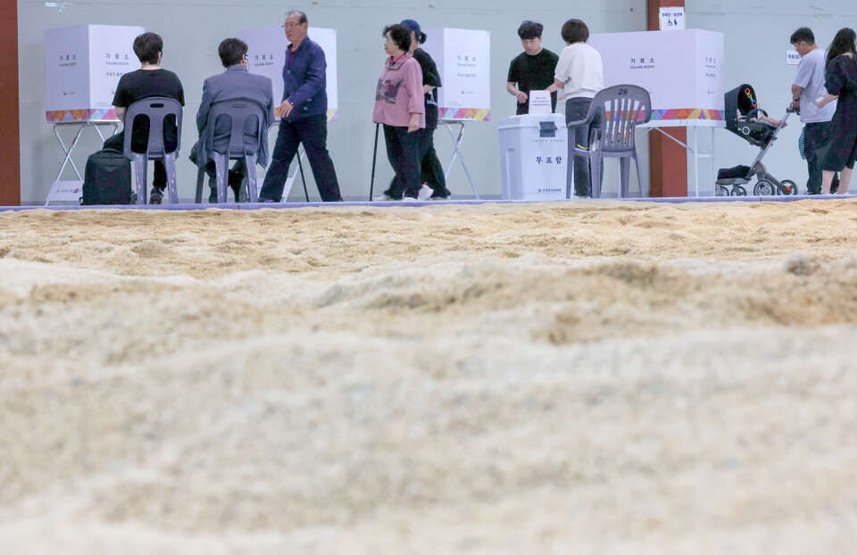 ▲ 제21대 대통령선거 투표일인 3일 오후 성남시 중원구 성남종합운동장 씨름장에 마련된 성남동 제2투표소에서 유권자들이 투표하고 있다./전광현 기자 maggie@incheonilbo.com