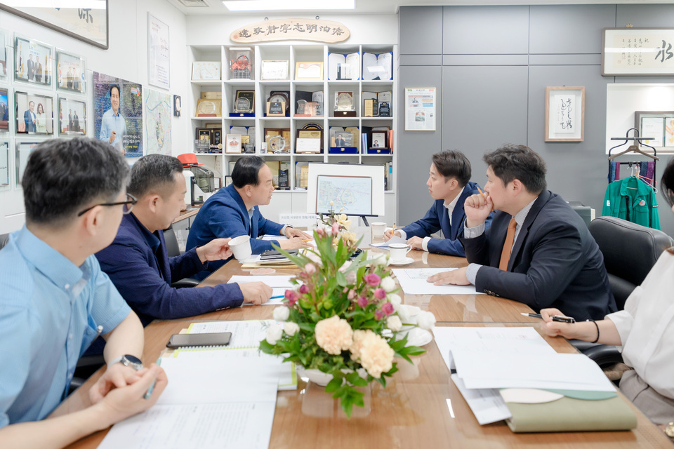 ▲ 지난 7일 이권재 시장이 이준석 국회의원에게 현안을 설명하고 있고 있다./사진제공=오산시