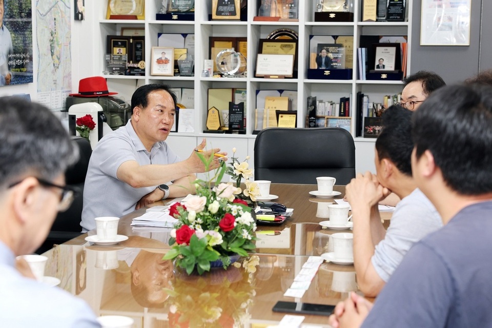▲ 이권재 오산시장이 지난 12일 오산·동탄 비대위원들을 만나 현안을 설명하고 있다. /사진제공=오산시