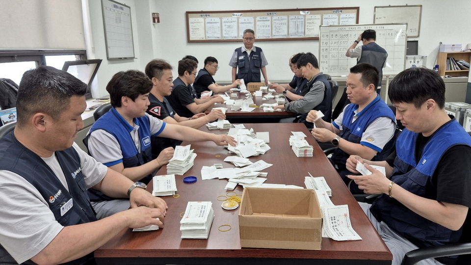 ▲ 19일 전국금속노동조합 한국지엠지부 조합원들이 '2025년 임금교섭에 관한 쟁의행위 결의 찬·반투표' 결과를 집계하고 있는 모습. /사진제공=한국지엠지부