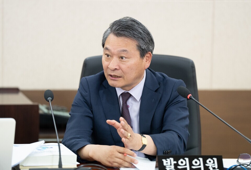 ▲ 지난 20일 인천시의회에서 열린 제302회 정례회에서 김유곤 의원이 수도권 역차별 방지를 위한 인천시 분산에너지 활성화 및 공공 주도 해상풍력 사업 지원 촉구 결의안 발의 취지를 설명하고 있다. /사진제공=인천시의회