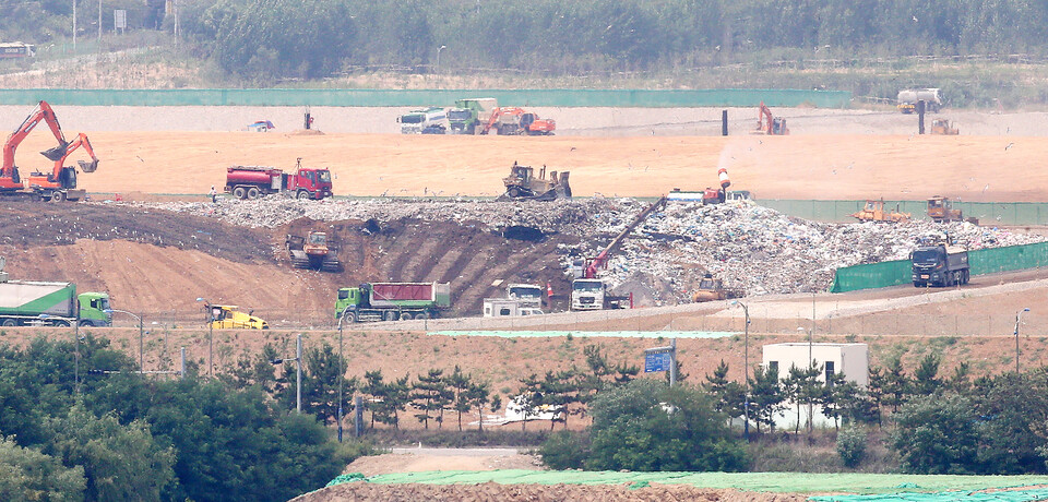 ▲ 인천 서구에 위치한 수도권매립지에서 폐기물이 매립되고 있다. /사진제공=인천시