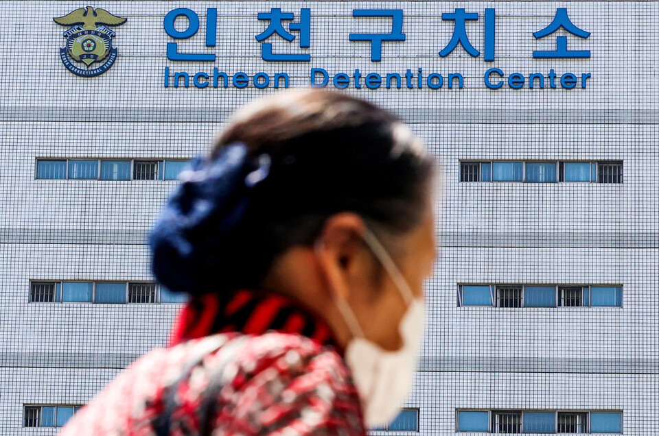 ▲ 지난 3월 인천구치소 1인 보호실에 수감 중인 60대 A씨가 갑자기 쓰러져 숨지는 사고 발생했다. 22일 인천 미추홀구 인천구치소 앞을 시민이 지나가고 있다. /이호윤 기자 256@incheonilbo.com