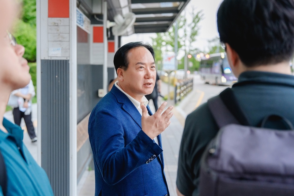 ▲ 1일 이권재 오산시장이 서울역행 버스 정류장에서 시민과 만나 이야기를 나누고 있다./사진제공=오산시