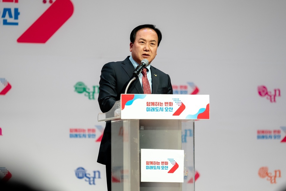 ▲ 이권재 오산시장이 2일 오후 2시 오색문화스포츠센터에서 취임 3주년을 맞아 열린 기자회견에서 그동안 성과에 대해 설명하고 있다./사진제공=오산시