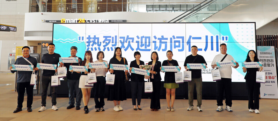 ▲ 인천항 관계자들이 코로나19 이전 수준의 여객실적 회복을 목표로 다양한 활동을 벌이고 있다. 인천항 국제여객터미널에서 인천관광투어에 앞서 여행사 대표단이 기념사진을 촬영하고 있다. /사진제공=인천항만공사