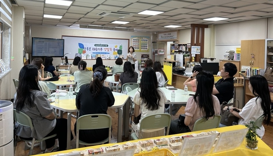 ▲ 화성오산 교육지원청이 지역 교사를 위해 독서역량교육을 진행했다. /사진제공=화성오산교육청