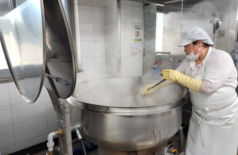▲ 발안초 급식실에서 500인분 양을 조리 중인 조리실무사들./김혜진 기자 trust@incheonilbo.com