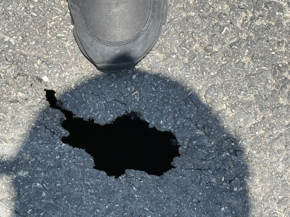 ▲ 10일 인천 서구 당하동 도로에서 발생한 땅 꺼짐 현상. /사진제공=인천소방본부