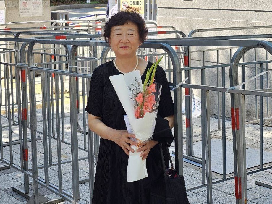 ▲지난 10일 서울고법 앞에서 남민전 사건 재심 무죄 선고 후 이영주 여사 모습 /고남석 더불어민주당 인천시당 위원장 SNS 갈무리