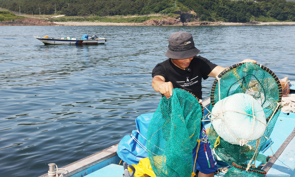 ▲ 사위 윤학진 씨는 본인이 물질을 하지 않을때에는 장모님의 다음작업을 하기 위해 준비란다. 또 물질한 해산물을 육지로 이송하기도 한다. /양진수 기자 photosmith@incheonilbo.com