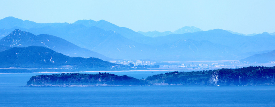 ▲ 북한이 더 가까운 섬, 백령도. 국토 끝 섬 전망대에 올라가면 백령도에서 직선거리로 10여㎞ 떨어진 북한 황해도 장연군과 월래도가 한눈에 들어온다. /양진수 기자 photosmith@incheonilbo.com