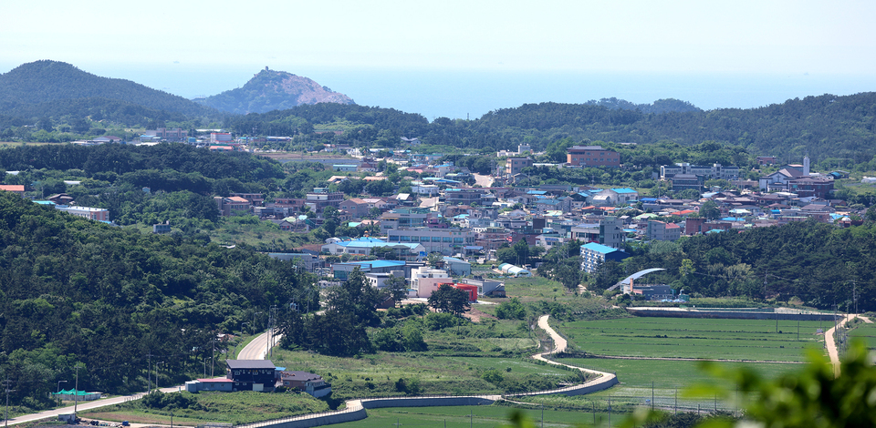 ▲ 백령면 진촌리 용기원산 꼭대기에 ‘국토 끝 섬 전망대’에서 바라본 백령도의모습이 한눈에 펼쳐진다. /양진수기자 photosmith@incheonilbo.com