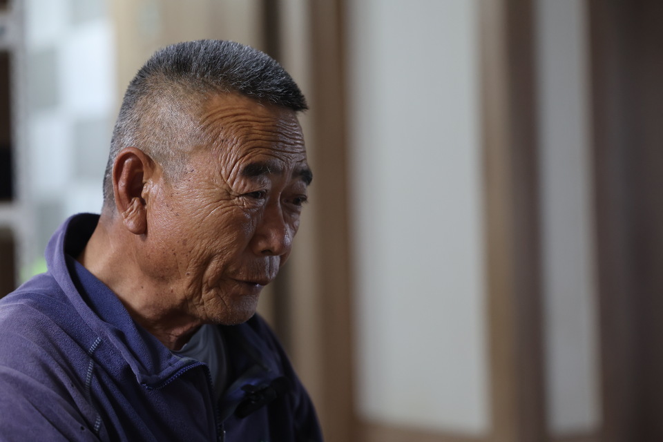 ▲ 연평도 자택에서 만난 박태원 선장이 최근 꽃게 어획량 감소로 인한 생계 어려움을 토로하고 있다. 그는 “하루 벌어 하루 버티고 있다”며 유연한 어업 정책 필요성을 강조했다. /이재민 기자 leejm@incheonilbo.com