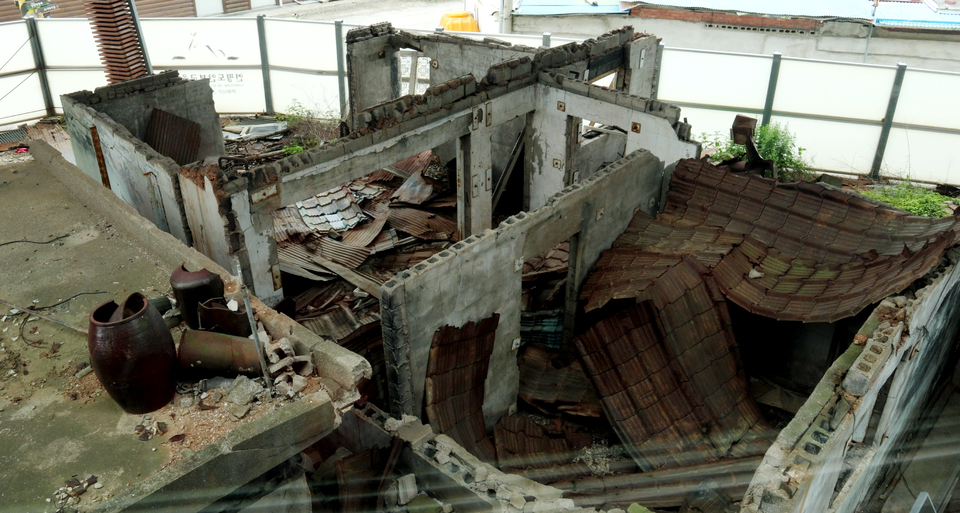 ▲ 연평도 안보교육장에 들어서자 샌드위치 지붕이 주저 앉아 있었고, 콘크리트 벽은 곳곳이 가라져 있었다. /이재민 기자 leejm@incheonilbo.com