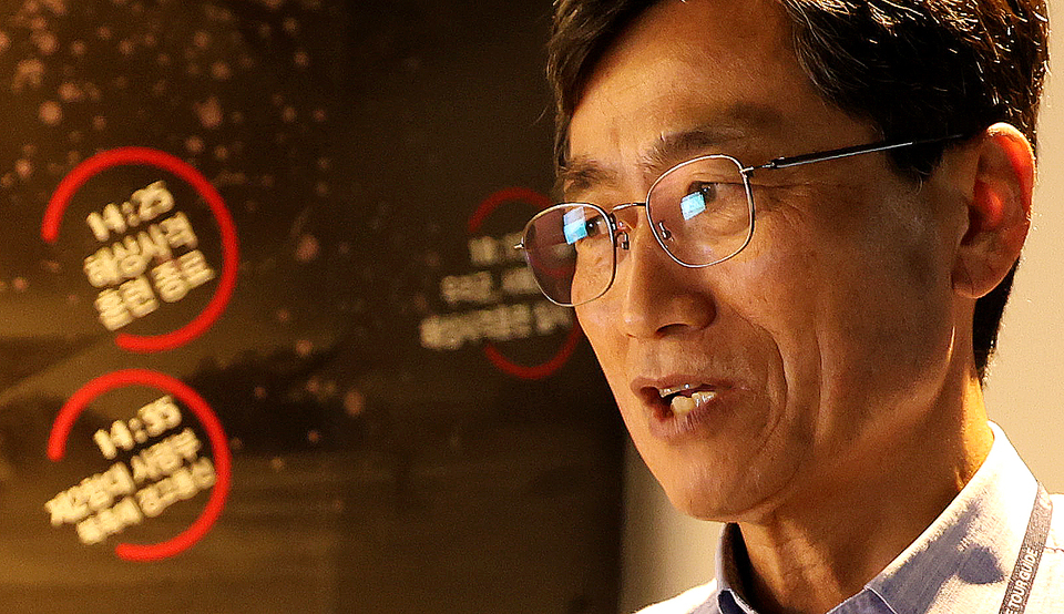 ▲ 안칠성 문화관광해설사는 “연평도 주민들의 가장 큰 소원이 대피소가 평생 그냥 이렇게 있다가 쓸모 없어지는 것”이라고 말했다. /이재민 기자 leejm@incheonilbo.com