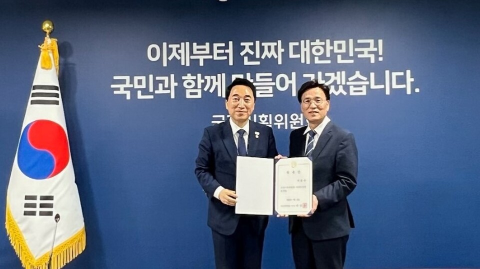 ▲ 대통령 직속 국정기획위원회 균형성장특별위원회 박수현(왼쪽) 위원장이 지난 10일 이회수 자문위원에게 위촉장을 전달했다./사진제공=이회수 위원