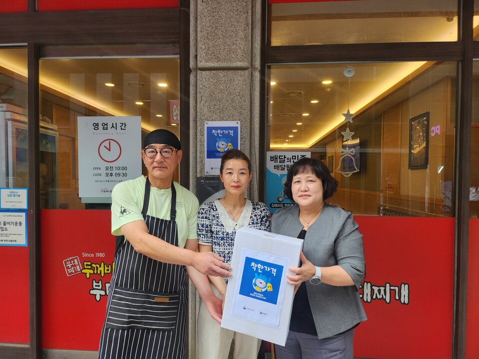 ▲ 전미숙 부천시 지역경제과장이 ‘착한가격업소’ 상반기 신규 지정업소에 인센티브를 전달하고 있다. /사진제공=부천시청