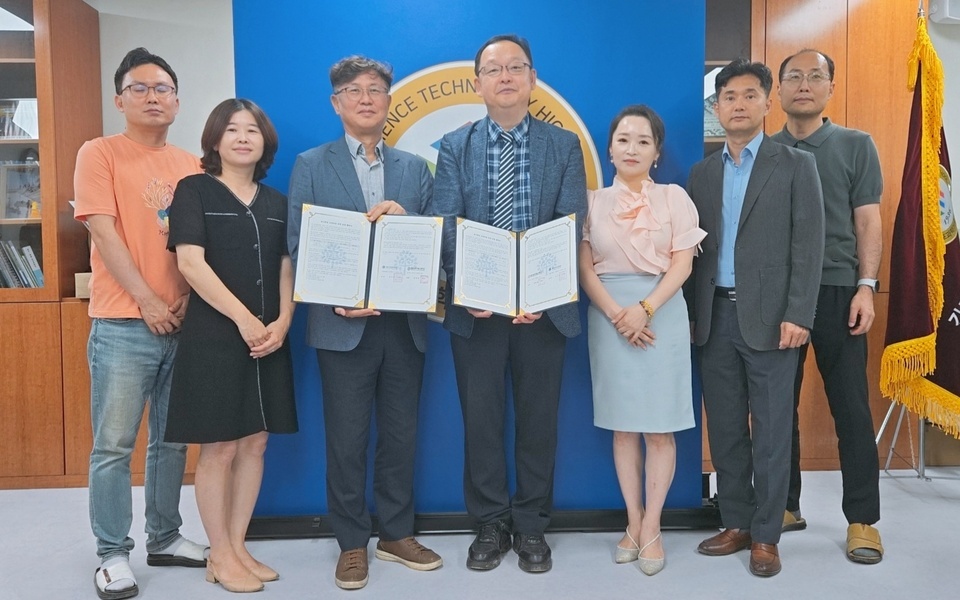 ▲ 김포과학기술고등학교와 서울 명지전문대학이 지난 14일 ‘조기취업 교육과정 연계 운영에 관한 협약’을 체결하고, 4차 산업혁명 분야에서 요구되는 기술역량을 갖춘 전문 인재를 공동으로 양성하기로 했다./사진제공=김포과기고