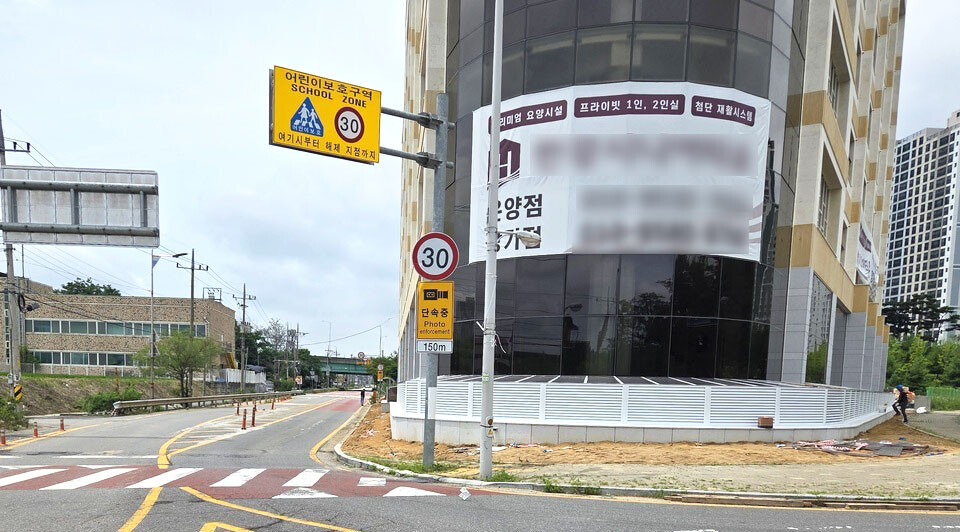 ▲ 김포 운양동 1331-5번지 일대 회전교차로에 건립 중인 노유자시설(시니어타운)이 도로와의 이격 거리도 좁고 사각지대가 발생해 차량과 보행자 간 동선 충돌 우려가 크다면서 주민들이 안전대책 마련을 요구하고 나섰다.