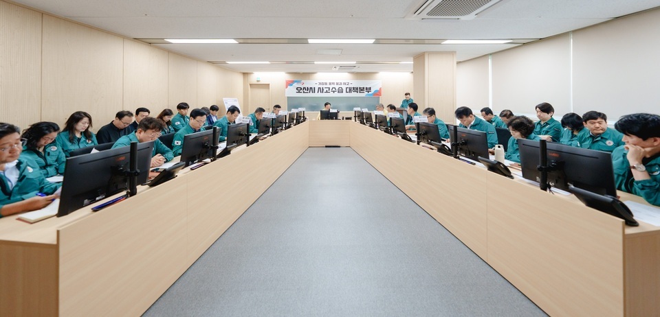 ▲ 오산시가 21일 옹벽 붕괴 사고 수습 대책본부 회의를 하고 있다./사진제공=오산시