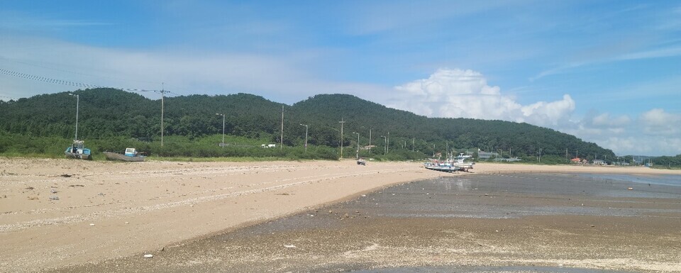 ▲ 인천시 중구 선녀바위로 입구지 마을 26가구 주민들이 땅 주인 인천도시공사의 소송제기로 부담이득금 등 14억원을 부과받자 두려움에 갇혔다. 사진은 용유해변을 끼고 있는 야산 아래 입구지 마을 전경.