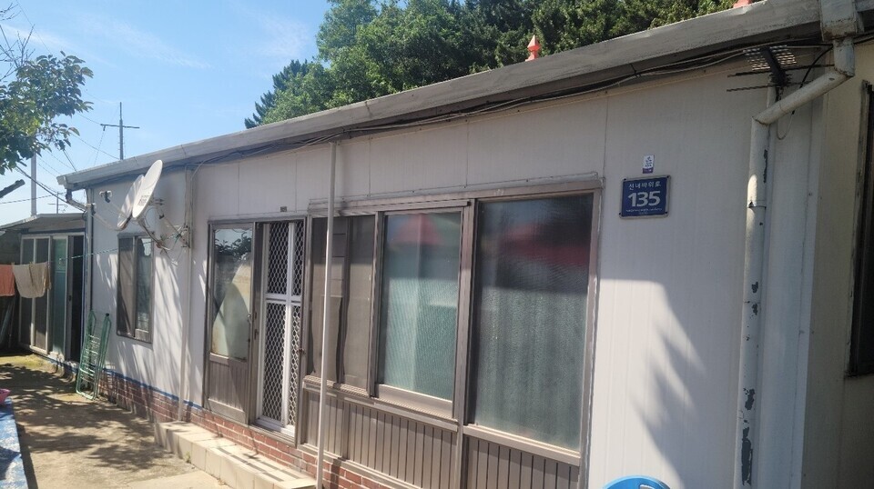 ▲ 김광남 씨가 허물어야 하는 1981년 정부 지원을 받아 초가에서 기와지붕으로 개량한 주택.