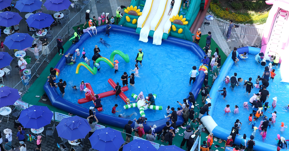 ▲ 27일 계양아라온워터축제장 내 수영장에서 시민들이 물놀이를 하며 한여름 더위를 식히고 있다. /조연우 인턴기자 bonun@incheonilbo.com