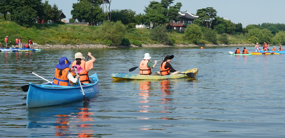 ▲ 27일 인천시 계양구 계양아라온 황어광장에서 시민들이 카약을 타며 시원한 물살을 가르고 있다. /조연우 인턴기자 bonun@incheonilbo.com