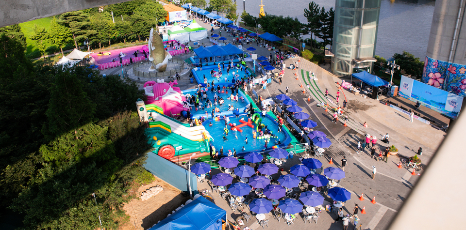 ▲ 낮 최고온도 37도의 폭염이 이어진 27일 인천 계양구 황어광장에서 열린 &#39;제3회 계양아라온워터축제&#39;를 방문한 시민들이 물놀이를 즐기고 있다. /조연우 인턴기자 bonun@incheonilbo.com