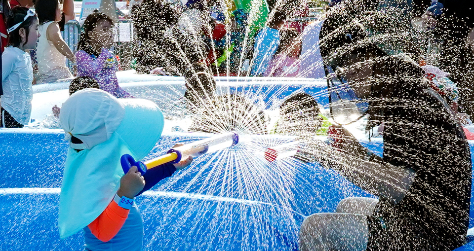 ▲ 27일 인천시 계양구 계양아라온 황어광장에서 시민들이 물총놀이를 즐기고 있다. /조연우 인턴기자 bonun@incheonilbo.com