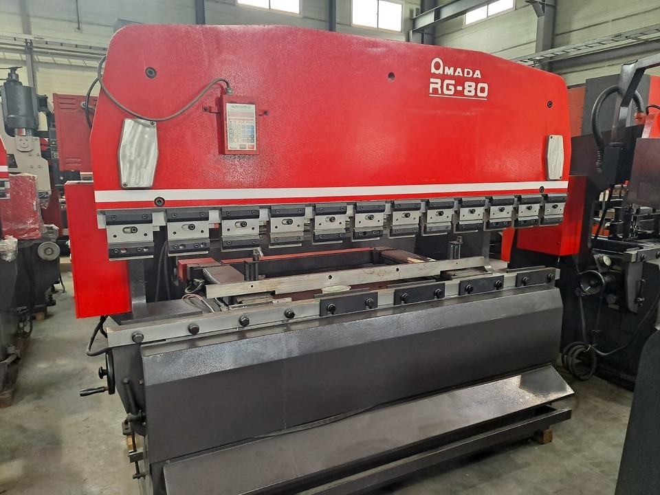 ▲ 정부가 중소기업의 산업안전을 위해 연간 3000억원 규모로 지원하고 있는 ‘안전동행자금’이 중간 브로커의 개입과 장비업체의 도덕적 해이 등 구조적 문제점이 발생한 것으로 알려졌다. 사진은 금속가공에 사용되는 유압절곡기(본문 내용과는 관계없음).